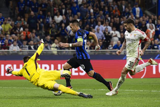 FC Internazionale v SL Benfica - UEFA Champions League Lautaro Martinez of FC Internazionale competes for the ball with Anatoliy Trubin and Nicolas Otamendi of SL Benfica during the UEFA Champions League football match between FC Internazionale and SL Benfica. Milan Italy Copyright: xNicolòxCampox
