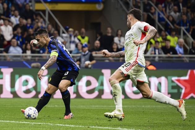 FC Internazionale v SL Benfica - UEFA Champions League Nicolas Otamendi of SL Benfica saves on Lautaro Martinez of FC Internazionale during the UEFA Champions League football match between FC Internazionale and SL Benfica. Milan Italy Copyright: xNicolòxCampox