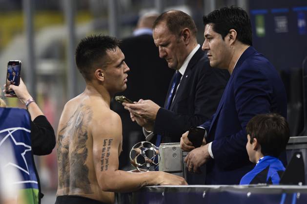 FC Internazionale v SL Benfica - UEFA Champions League Lautaro Martinez of FC Internazionale speaks with Julio Cruz at the end of the UEFA Champions League football match between FC Internazionale and SL Benfica. Milan Italy Copyright: xNicolòxCampox