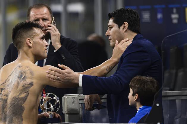 FC Internazionale v SL Benfica - UEFA Champions League Lautaro Martinez of FC Internazionale speaks with Julio Cruz at the end of the UEFA Champions League football match between FC Internazionale and SL Benfica. Milan Italy Copyright: xNicolòxCampox