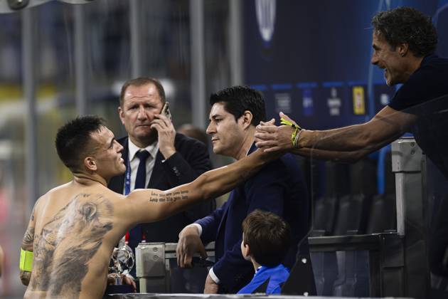 FC Internazionale v SL Benfica - UEFA Champions League Lautaro Martinez of FC Internazionale shakes hands with Fabio Galante next to Julio Cruz at the end of the UEFA Champions League football match between FC Internazionale and SL Benfica. Milan Italy Copyright: xNicolòxCampox