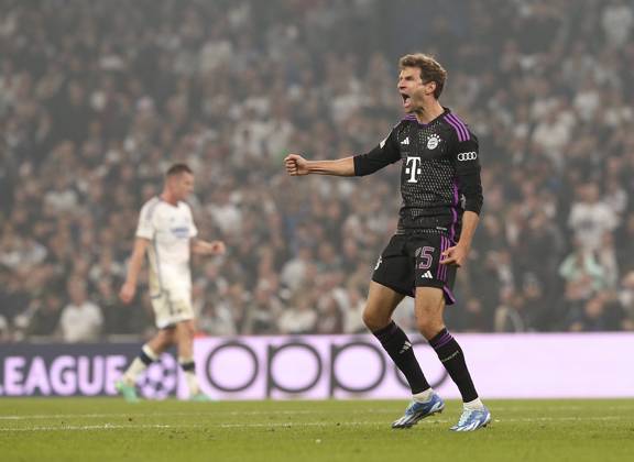 03 10 2023, football UEFA Champions League 2023 2024, group stage, matchday 2, FC Copenhagen FC Bayern Munich, in the parking stadium Copenhagen cheering Thomas Müller Bayern Munich to the goal to 1 2 DFL and DFB regulations prohibit any use of photographs as image sequences and or quasi video