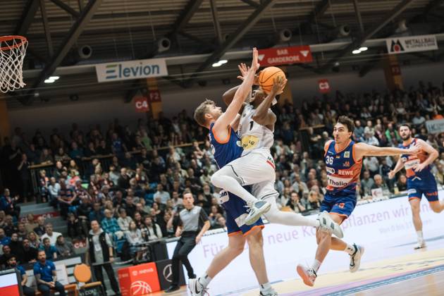 BARMER 2 Basketsball Bundesliga ProA season 2023 2024 3 matchday on 15 10 23 Medipolis SC Jena vs Phoenix Hagen v re Blake Francis Jena at the basket in the air against Brock Mackenzie Hagen Sparkassen Arena Jena