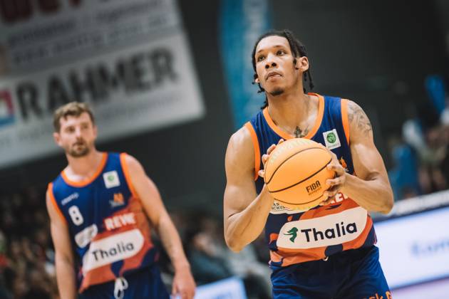 BARMER 2 Basketsball Bundesliga ProA season 2023 2024 3 matchday on 15 10 23 Medipolis SC Jena vs Phoenix Hagen Devonte Jasai McCall Hagen during free throw, portrait Sparkassen Arena Jena