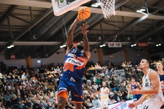 BARMER 2 Basketsball Bundesliga ProA season 2023 2024 3 matchday on 15 10 23 Medipolis SC Jena vs Phoenix Hagen v li at the basket Nazihar Deonte Bohannon Hagen against Alexander Herrera Jena Sparkassen Arena Jena