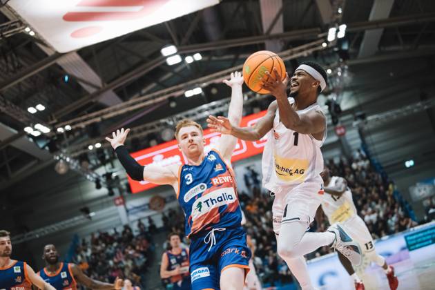 BARMER 2 Basketsball Bundesliga ProA season 2023 2024 3 matchday on 15 10 23 Medipolis SC Jena vs Phoenix Hagen v r is Blake Francis Jena throwing in the air against left Siler Schneider Hagen Sparkassen Arena Jena
