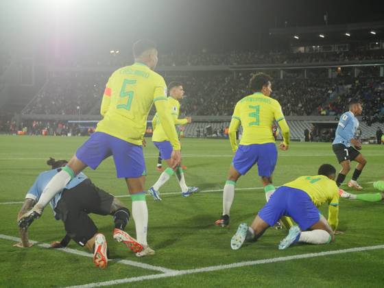 Eliminatorias Uruguai x Brasil MONTEVIDEU, C. - 17.10.2023: ELIMINATORIAS URUGUAI X BRASIL - Player Darwin Nunez (Uruguay) manages to pass the ball between the Brazilian markers and Nicolas de La Cruz scores the second goal, Uruguay vs Brazil, for Qualifiers 2026, Montevideo, Uruguay. (Photo: Enzo vignoli Fotoarena) x2449036x Enzoxvignoli