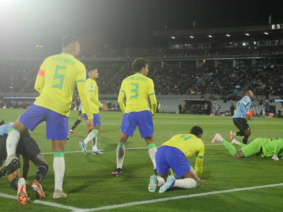 Eliminatorias Uruguai x Brasil MONTEVIDEU, C. - 17.10.2023: ELIMINATORIAS URUGUAI X BRASIL - Player Darwin Nunez (Uruguay) manages to pass the ball between the Brazilian markers and Nicolas de La Cruz scores the second goal, Uruguay vs Brazil, for Qualifiers 2026, Montevideo, Uruguay. (Photo: Enzo vignoli Fotoarena) x2449037x Enzoxvignoli