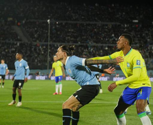 Eliminatorias Uruguai x Brasil MONTEVIDEU, C. - 17.10.2023: ELIMINATORIAS URUGUAI X BRASIL - Player Darwin Nunez (Uruguay) in the ball dispute with Gabriel (Brazil), Uruguay vs Brazil, for Qualifiers 2026, Montevideo, Uruguay. (Photo: Enzo vignoli Fotoarena) x2449052x Enzoxvignoli