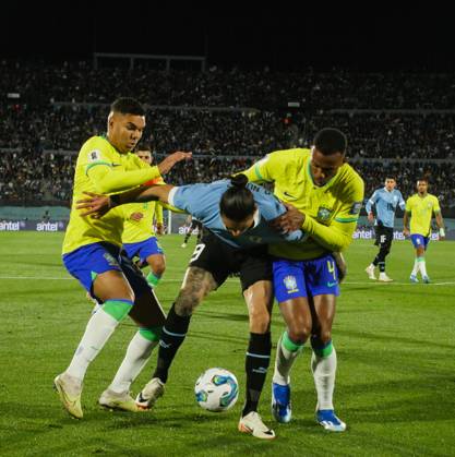 Eliminatorias Uruguai x Brasil MONTEVIDEU, C. - 17.10.2023: ELIMINATORIAS URUGUAI X BRASIL - Player Darwin Nunez (Uruguay) in the ball dispute with Gabriel (Brazil), Uruguay vs Brazil, for Qualifiers 2026, Montevideo, Uruguay. (Photo: Enzo vignoli Fotoarena) x2449053x Enzoxvignoli