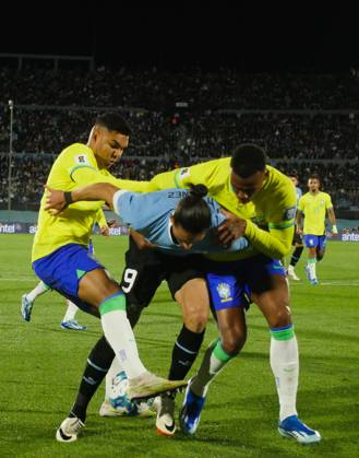 Eliminatorias Uruguai x Brasil MONTEVIDEU, C. - 17.10.2023: ELIMINATORIAS URUGUAI X BRASIL - Player Darwin Nunez (Uruguay) in the ball dispute with Gabriel (Brazil), Uruguay vs Brazil, for Qualifiers 2026, Montevideo, Uruguay. (Photo: Enzo vignoli Fotoarena) x2449054x Enzoxvignoli