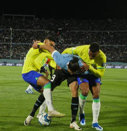 Eliminatorias Uruguai x Brasil MONTEVIDEU, C. - 17.10.2023: ELIMINATORIAS URUGUAI X BRASIL - Player Darwin Nunez (Uruguay) in the ball dispute with Gabriel (Brazil), Uruguay vs Brazil, for Qualifiers 2026, Montevideo, Uruguay. (Photo: Enzo vignoli Fotoarena) x2449055x Enzoxvignoli