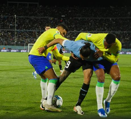 Eliminatorias Uruguai x Brasil MONTEVIDEU, C. - 17.10.2023: ELIMINATORIAS URUGUAI X BRASIL - Player Darwin Nunez (Uruguay) in the ball dispute with Gabriel (Brazil), Uruguay vs Brazil, for Qualifiers 2026, Montevideo, Uruguay. (Photo: Enzo vignoli Fotoarena) x2449057x Enzoxvignoli