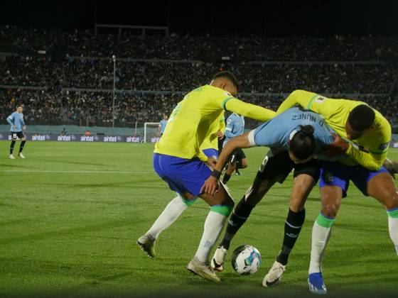 Eliminatorias Uruguai x Brasil MONTEVIDEU, C. - 17.10.2023: ELIMINATORIAS URUGUAI X BRASIL - Player Darwin Nunez (Uruguay) in the ball dispute with Gabriel (Brazil), Uruguay vs Brazil, for Qualifiers 2026, Montevideo, Uruguay. (Photo: Enzo vignoli Fotoarena) x2449058x Enzoxvignoli