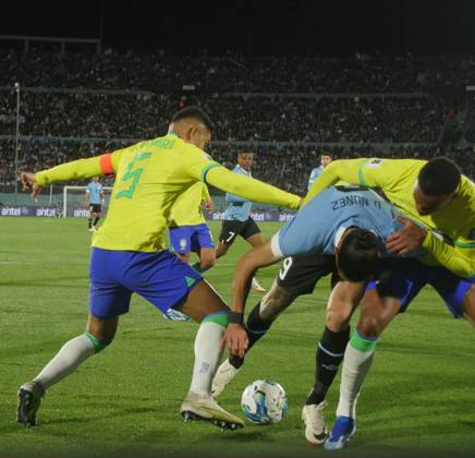 Eliminatorias Uruguai x Brasil MONTEVIDEU, C. - 17.10.2023: ELIMINATORIAS URUGUAI X BRASIL - Player Darwin Nunez (Uruguay) in the ball dispute with Gabriel (Brazil), Uruguay vs Brazil, for Qualifiers 2026, Montevideo, Uruguay. (Photo: Enzo vignoli Fotoarena) x2449059x Enzoxvignoli