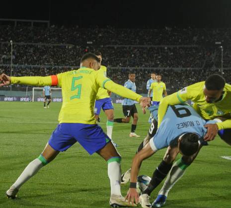 Eliminatorias Uruguai x Brasil MONTEVIDEU, C. - 17.10.2023: ELIMINATORIAS URUGUAI X BRASIL - Player Darwin Nunez (Uruguay) in the ball dispute with Gabriel (Brazil), Uruguay vs Brazil, for Qualifiers 2026, Montevideo, Uruguay. (Photo: Enzo vignoli Fotoarena) x2449060x Enzoxvignoli