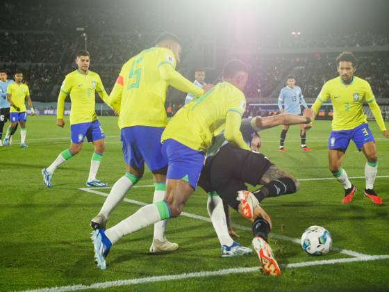 Eliminatorias Uruguai x Brasil MONTEVIDEU, C. - 17.10.2023: ELIMINATORIAS URUGUAI X BRASIL - Player Darwin Nunez (Uruguay) manages to pass the ball between the Brazilian markers and Nicolas de La Cruz scores the second goal, Uruguay vs Brazil, for Qualifiers 2026, Montevideo, Uruguay. (Photo: Enzo vignoli Fotoarena) x2449069x Enzoxvignoli
