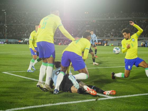 Eliminatorias Uruguai x Brasil MONTEVIDEU, C. - 17.10.2023: ELIMINATORIAS URUGUAI X BRASIL - Player Darwin Nunez (Uruguay) manages to pass the ball between the Brazilian markers and Nicolas de La Cruz scores the second goal, Uruguay vs Brazil, for Qualifiers 2026, Montevideo, Uruguay. (Photo: Enzo vignoli Fotoarena) x2449072x Enzoxvignoli