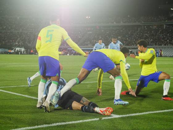 Eliminatorias Uruguai x Brasil MONTEVIDEU, C. - 17.10.2023: ELIMINATORIAS URUGUAI X BRASIL - Player Darwin Nunez (Uruguay) in the ball dispute with Gabriel (Brazil), Uruguay vs Brazil, for Qualifiers 2026, Montevideo, Uruguay. (Photo: Enzo vignoli Fotoarena) x2449073x Enzoxvignoli