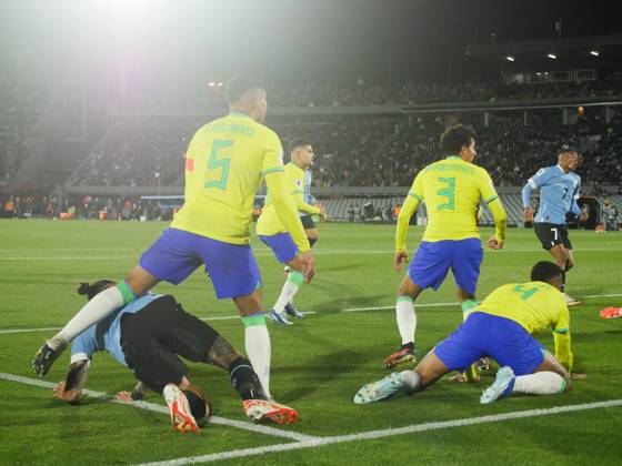 Eliminatorias Uruguai x Brasil MONTEVIDEU, C. - 17.10.2023: ELIMINATORIAS URUGUAI X BRASIL - Player Darwin Nunez (Uruguay) manages to pass the ball between the Brazilian markers and Nicolas de La Cruz scores the second goal, Uruguay vs Brazil, for Qualifiers 2026, Montevideo, Uruguay. (Photo: Enzo vignoli Fotoarena) x2449075x Enzoxvignoli