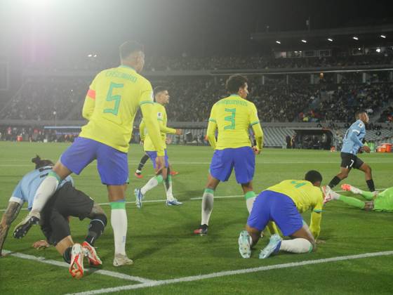 Eliminatorias Uruguai x Brasil MONTEVIDEU, C. - 17.10.2023: ELIMINATORIAS URUGUAI X BRASIL - Player Darwin Nunez (Uruguay) manages to pass the ball between the Brazilian markers and Nicolas de La Cruz scores the second goal, Uruguay vs Brazil, for Qualifiers 2026, Montevideo, Uruguay. (Photo: Enzo vignoli Fotoarena) x2449076x Enzoxvignoli