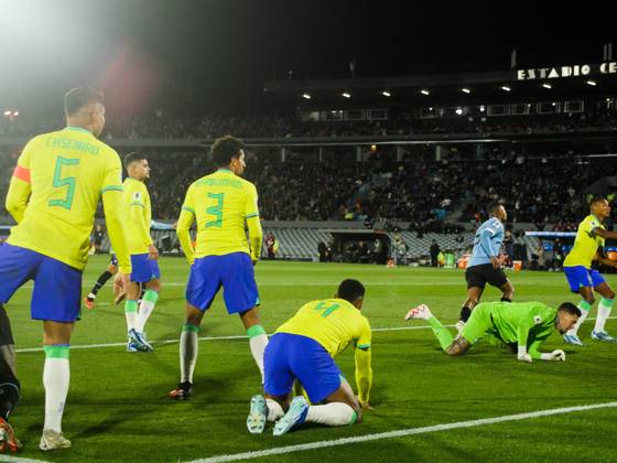 Eliminatorias Uruguai x Brasil MONTEVIDEU, C. - 17.10.2023: ELIMINATORIAS URUGUAI X BRASIL - Player Darwin Nunez (Uruguay) manages to pass the ball between the Brazilian markers and Nicolas de La Cruz scores the second goal, Uruguay vs Brazil, for Qualifiers 2026, Montevideo, Uruguay. (Photo: Enzo vignoli Fotoarena) x2449077x Enzoxvignoli