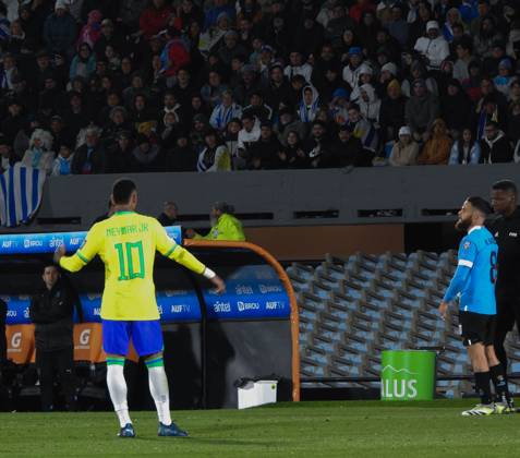 Eliminatorias Uruguai x Brasil MONTEVIDEU, C. - 17.10.2023: ELIMINATORIAS URUGUAI X BRASIL - Player Neymar Jr (Brazil) and Nahitan Nandez (Uruguay), in the game Uruguay vs Brazil, for Qualifiers 2026, Montevideo, Uruguay. (Photo: Enzo vignoli Fotoarena) x2449081x Enzoxvignoli