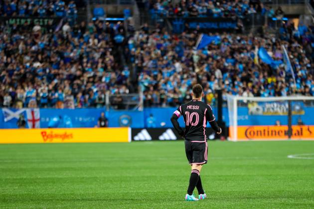 CHARLOTTE, NC - OCTOBER 21: Lionel Messi 10 of Inter Miami walks down the pitch during a soccer match against the Charlotte FC at Bank of America Stadium in Charlotte, North Carolina on Oct 21, 2023. (Photo by David Jensen Icon Sportswire) SOCCER: OCT 21 MLS, Fussball Herren, USA - Charlotte FC vs Inter Miami CF EDITORIAL USE ONLY Icon231021004