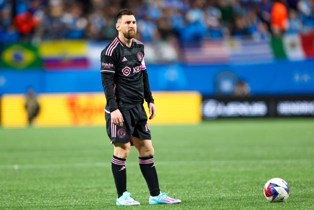CHARLOTTE, NC - OCTOBER 21: Lionel Messi 10 of Inter Miami looks into the distance during a soccer match against the Charlotte FC at Bank of America Stadium in Charlotte, North Carolina on Oct 21, 2023. (Photo by David Jensen Icon Sportswire) SOCCER: OCT 21 MLS, Fussball Herren, USA - Charlotte FC vs Inter Miami CF EDITORIAL USE ONLY Icon231021007
