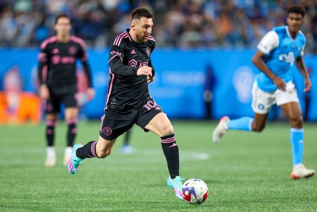 CHARLOTTE, NC - OCTOBER 21: Lionel Messi 10 of Inter Miami controls the ball during a soccer match against the Charlotte FC at Bank of America Stadium in Charlotte, North Carolina on Oct 21, 2023. (Photo by David Jensen Icon Sportswire) SOCCER: OCT 21 MLS, Fussball Herren, USA - Charlotte FC vs Inter Miami CF EDITORIAL USE ONLY Icon231021010