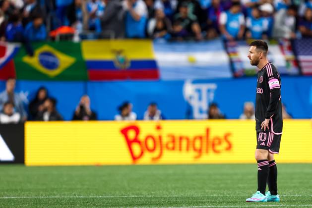 CHARLOTTE, NC - OCTOBER 21: Lionel Messi 10 of Inter Miami looks into the distance during a soccer match against the Charlotte FC at Bank of America Stadium in Charlotte, North Carolina on Oct 21, 2023. (Photo by David Jensen Icon Sportswire) SOCCER: OCT 21 MLS, Fussball Herren, USA - Charlotte FC vs Inter Miami CF EDITORIAL USE ONLY Icon231021011
