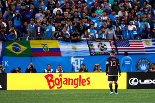 CHARLOTTE, NC - OCTOBER 21: Lionel Messi 10 of Inter Miami gets back on defense during a soccer match against the Charlotte FC at Bank of America Stadium in Charlotte, North Carolina on Oct 21, 2023. (Photo by David Jensen Icon Sportswire) SOCCER: OCT 21 MLS, Fussball Herren, USA - Charlotte FC vs Inter Miami CF EDITORIAL USE ONLY Icon231021014