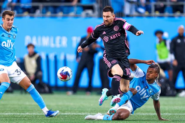 CHARLOTTE, NC - OCTOBER 21: Lionel Messi 10 of Inter Miami jumps over Kerwin Vargas 18 of Charlotte FC during a soccer match at Bank of America Stadium in Charlotte, North Carolina on Oct 21, 2023. (Photo by David Jensen Icon Sportswire) SOCCER: OCT 21 MLS, Fussball Herren, USA - Charlotte FC vs Inter Miami CF EDITORIAL USE ONLY Icon231021021