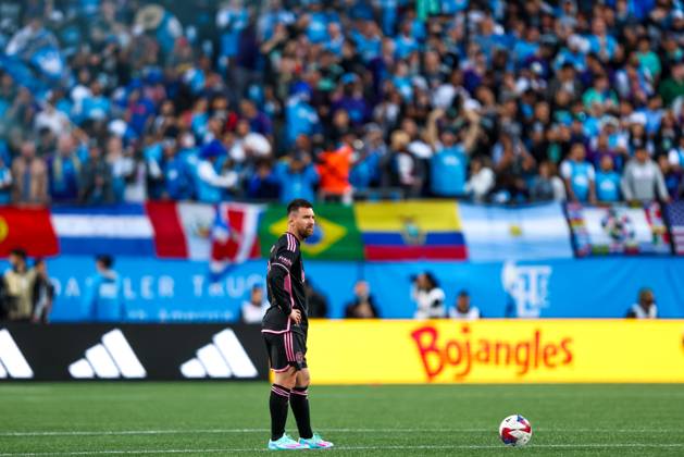 CHARLOTTE, NC - OCTOBER 21: Lionel Messi 10 of Inter Miami prepares to kick the ball during a soccer match against the Charlotte FC at Bank of America Stadium in Charlotte, North Carolina on Oct 21, 2023. (Photo by David Jensen Icon Sportswire) SOCCER: OCT 21 MLS, Fussball Herren, USA - Charlotte FC vs Inter Miami CF EDITORIAL USE ONLY Icon231021024