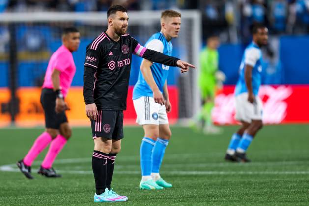 CHARLOTTE, NC - OCTOBER 21: Lionel Messi 10 of Inter Miami gives instructions during a soccer match against the Charlotte FC at Bank of America Stadium in Charlotte, North Carolina on Oct 21, 2023. (Photo by David Jensen Icon Sportswire) SOCCER: OCT 21 MLS, Fussball Herren, USA - Charlotte FC vs Inter Miami CF EDITORIAL USE ONLY Icon231021031