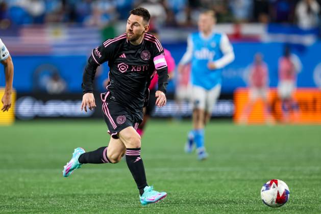 CHARLOTTE, NC - OCTOBER 21: Lionel Messi 10 of Inter Miami controls the ball during a soccer match against the Charlotte FC at Bank of America Stadium in Charlotte, North Carolina on Oct 21, 2023. (Photo by David Jensen Icon Sportswire) SOCCER: OCT 21 MLS, Fussball Herren, USA - Charlotte FC vs Inter Miami CF EDITORIAL USE ONLY Icon231021034