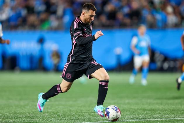 CHARLOTTE, NC - OCTOBER 21: Lionel Messi 10 of Inter Miami controls the ball during a soccer match against the Charlotte FC at Bank of America Stadium in Charlotte, North Carolina on Oct 21, 2023. (Photo by David Jensen Icon Sportswire) SOCCER: OCT 21 MLS, Fussball Herren, USA - Charlotte FC vs Inter Miami CF EDITORIAL USE ONLY Icon231021035