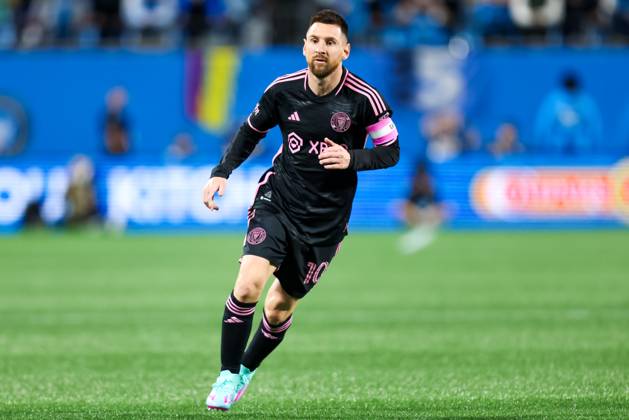 CHARLOTTE, NC - OCTOBER 21: Lionel Messi 10 of Inter Miami runs down the pitch during a soccer match against the Charlotte FC at Bank of America Stadium in Charlotte, North Carolina on Oct 21, 2023. (Photo by David Jensen Icon Sportswire) SOCCER: OCT 21 MLS, Fussball Herren, USA - Charlotte FC vs Inter Miami CF EDITORIAL USE ONLY Icon231021038