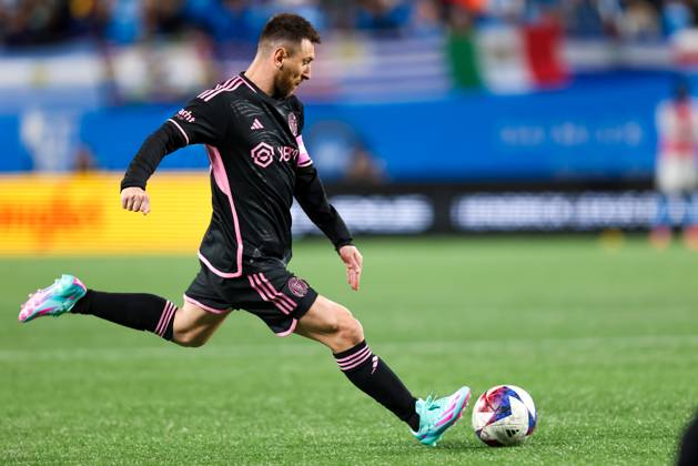 CHARLOTTE, NC - OCTOBER 21: Lionel Messi 10 of Inter Miami kicks a penalty kick during a soccer match against the Charlotte FC at Bank of America Stadium in Charlotte, North Carolina on Oct 21, 2023. (Photo by David Jensen Icon Sportswire) SOCCER: OCT 21 MLS, Fussball Herren, USA - Charlotte FC vs Inter Miami CF EDITORIAL USE ONLY Icon231021040