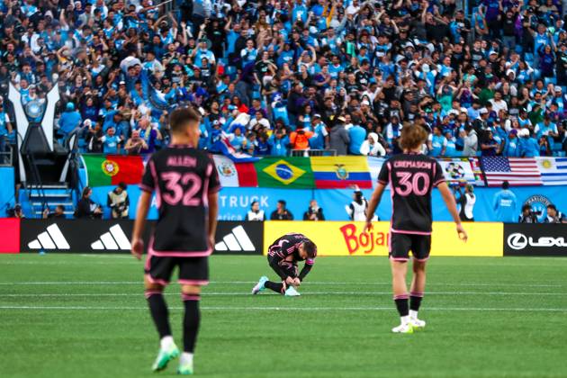 CHARLOTTE, NC - OCTOBER 21: Lionel Messi 10 of Inter Miami ties his shoe during a soccer match against the Charlotte FC at Bank of America Stadium in Charlotte, North Carolina on Oct 21, 2023. (Photo by David Jensen Icon Sportswire) SOCCER: OCT 21 MLS, Fussball Herren, USA - Charlotte FC vs Inter Miami CF EDITORIAL USE ONLY Icon231021050