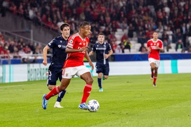 UEFA Champions League 2023 24: Benfica Vs Real Sociedad in Lisbon, Portugal - 24 Oct 2023 Aihen Munoz (L) of Real Sociedad and David Neres (R) of SL Benfica seen in action during the UEFA Champions League 2023 24 match between Benfica and Real Sociedad at Estádio do Lisboa e Benfica. Final score; Benfica 0:1 Real Sociedad. Lisbon Portugal Copyright: xNunoxBrancox xSOPAxImagesx NBR_SLB_RS-18