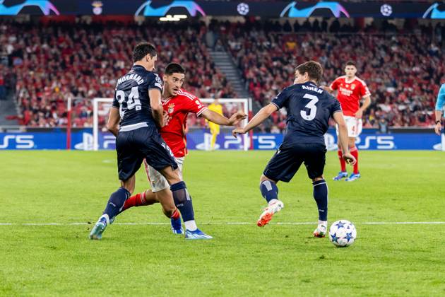 UEFA Champions League 2023 24: Benfica Vs Real Sociedad in Lisbon, Portugal - 24 Oct 2023 Robin Le Normand (L), Aihen Munoz of Real Sociedad (R), and Tiago Gouveia (L2) of SL Benfica seen in action during the UEFA Champions League 2023 24 match between Benfica and Real Sociedad at Estádio do Lisboa e Benfica. Final score; Benfica 0:1 Real Sociedad. Lisbon Portugal Copyright: xNunoxBrancox xSOPAxImagesx NBR_SLB_RS-53