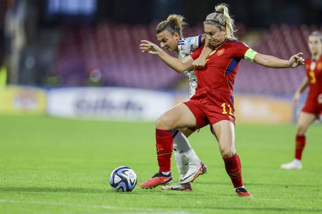 Woman Nation League football match League A Group A4 Italy vs Spain Arianna Caruso of Italy challenges for the ball with Alexia Putellas of Spain during the woman Nation League football match League A Group A4 between Italy vs Spain at the Arechi Stadium in Salerno on October 27, 2023. ABPH3774_1 Copyright: xAntonioxBalascox