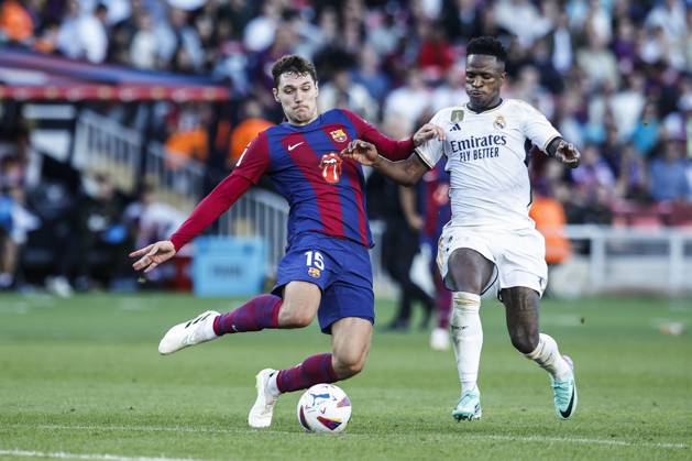 FC Barcelona, Barca Vs Real Madrid - La Liga 15 Andreas Christensen of FC Barcelona fight for the ball against 07 Vinicius Jr. of Real Madrid during the La Liga el clasico match between FC Barcelona v Real Madrid at Estadi Olimpic Lluis Companys in Barcelona, Spain, on October 28th, 2023. Barcelona Catalonia Spain Copyright: xGongorax originalFilename:bonilla-notitle231028_npi41