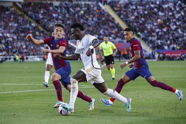 FC Barcelona, Barca Vs Real Madrid - La Liga 07 Vinicius Jr. of Real Madrid fight for the ball against 06 Gavi of FC Barcelona during the La Liga el clasico match between FC Barcelona v Real Madrid at Estadi Olimpic Lluis Companys in Barcelona, Spain, on October 28th, 2023. Barcelona Catalonia Spain Copyright: xGongorax originalFilename:bonilla-notitle231028_npXuh
