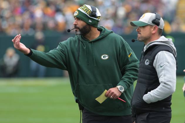 GREEN BAY, WI - OCTOBER 29: Green Bay Packers head coach Matt LaFluer watches the defense during a game between the Green Bay Packers and the Minnesota Vikings on October 29, 2023 at Lambeau Field, in Green Bay, WI. (Photo by Larry Radloff Icon Sportswire) NFL, American Football Herren, USA OCT 29 Vikings at Packers EDITORIAL USE ONLY Icon2310291091