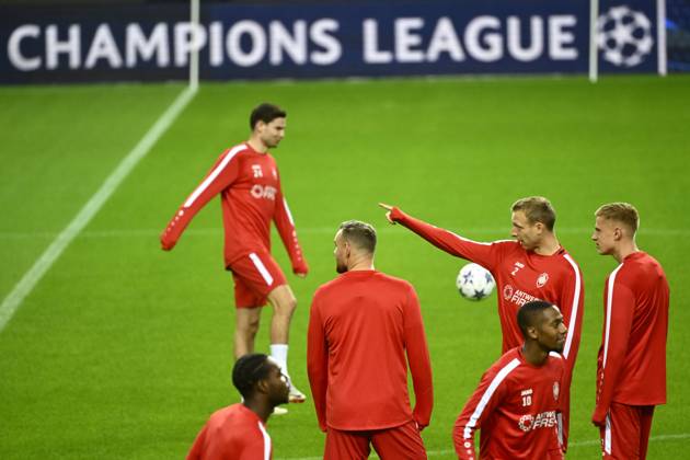 Football, CL, Royal Antwerp, Training