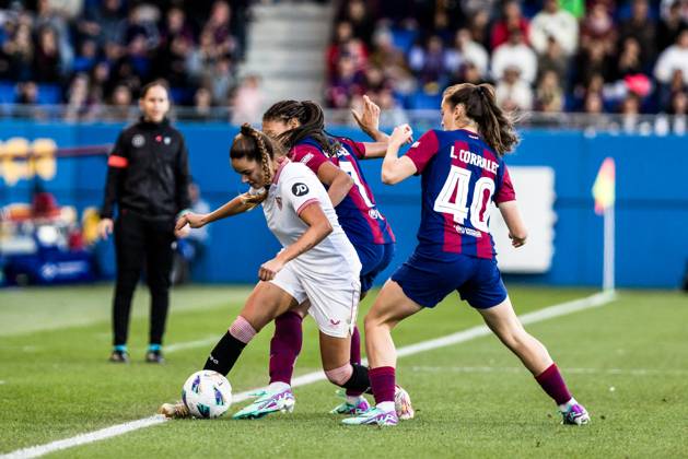 November 5, 2023: Diana Ribeiro Gomez of Sevilla FC in action against Lucia Corrales of FC Barcelona, Barca Femenino during the Spanish league, Liga F, football match played between Fc Barcelona and Sevilla FC at Johan Cruyff Stadium on November 05, 2023 in Barcelona, Spain. - ZUMAa181 20231105_zaa_a181_064 Copyright: xJavierxBorregox
