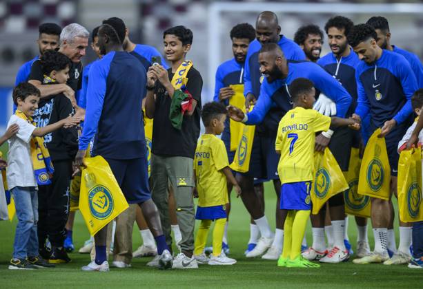 Al Duhail SC (QAT)v Al Nassr (KSA)- AFC Champions League In Doha Saudi Arabias Al Nasser players with young fans before the training session at Khalifa International Stadium in Doha on 06 November 2023 on the eve of their AFC Champions League Group E match against Qatar s Al Duhail SC DOHA Qatar Copyright: xNoushadxThekkayilx originalFilename:varittyakkal-alduhail231106_npQiu