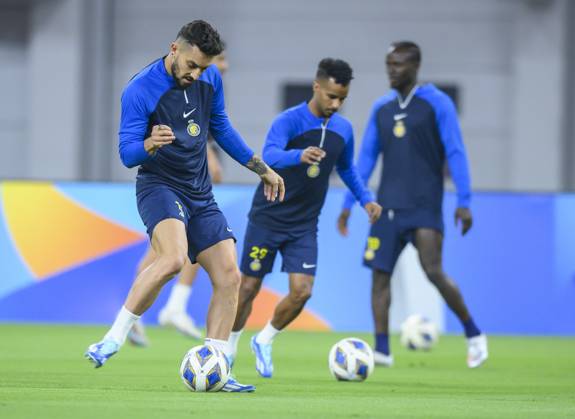 Al Duhail SC (QAT)v Al Nassr (KSA)- AFC Champions League In Doha Saudi Arabias Al Nasser player Alex Telles (L) during a training session at Khalifa International Stadium in Doha on 06 November 2023 on the eve of their AFC Champions League Group E match against Qatar s Al Duhail SC DOHA Qatar Copyright: xNoushadxThekkayilx originalFilename:varittyakkal-alduhail231106_npQXq